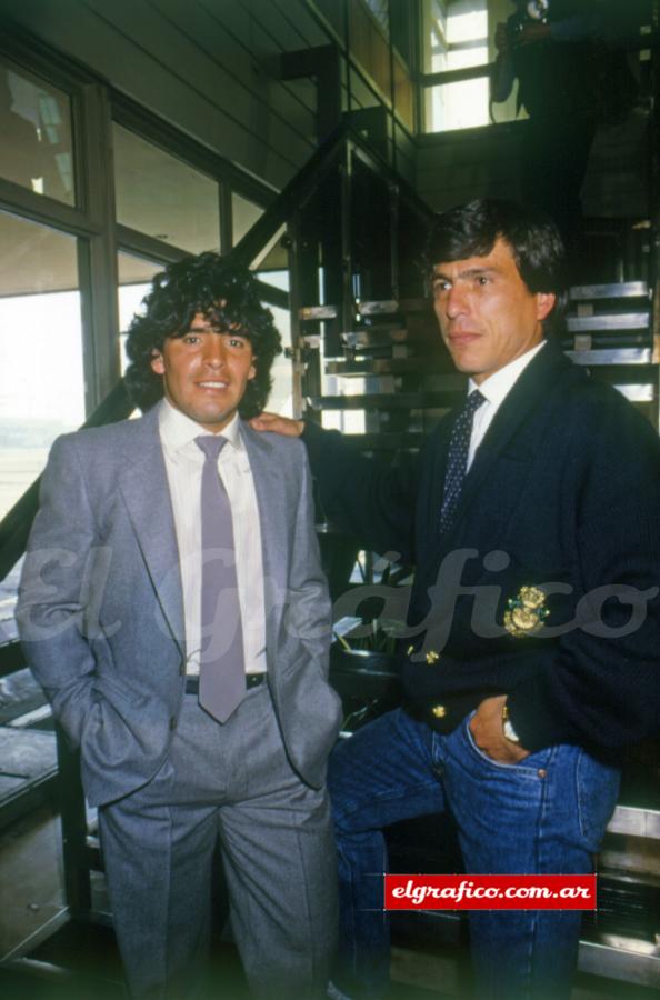 Imagen 1985. Diego le da la bienvenida a la Selección. Fue tapa.