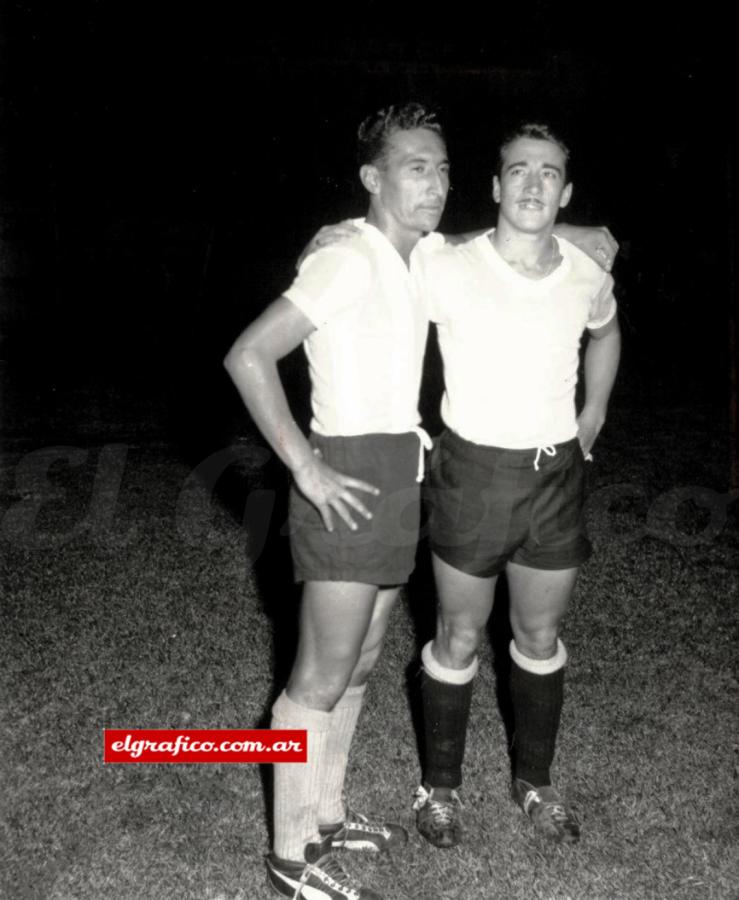 Imagen Disputando un partido para su Selección frente a Argentina en 1959. Fue elegido el mejor jugador de la Copa América 1959, donde Uruguay fue campeón.