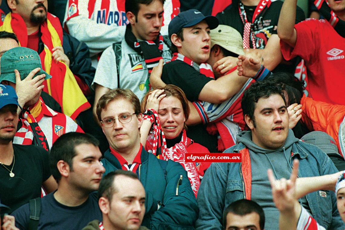 Imagen Los hinchas no pueden creer como este club tan grande y con tanta gloria tenga que jugar la próxima temporada en segunda.