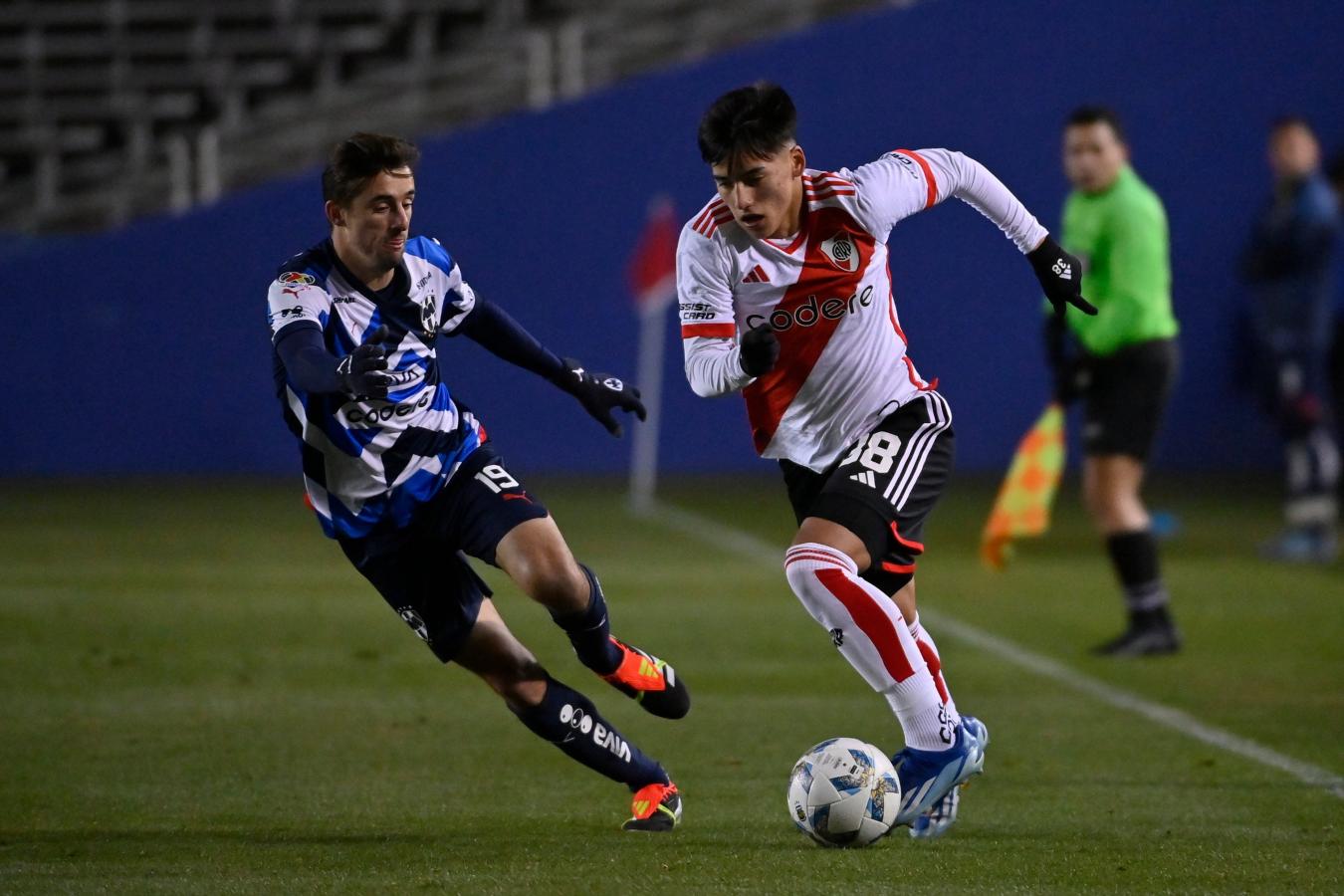 Imagen Ian Subiabre, en acción con la camiseta de River durante el amistoso ante Monterrey.