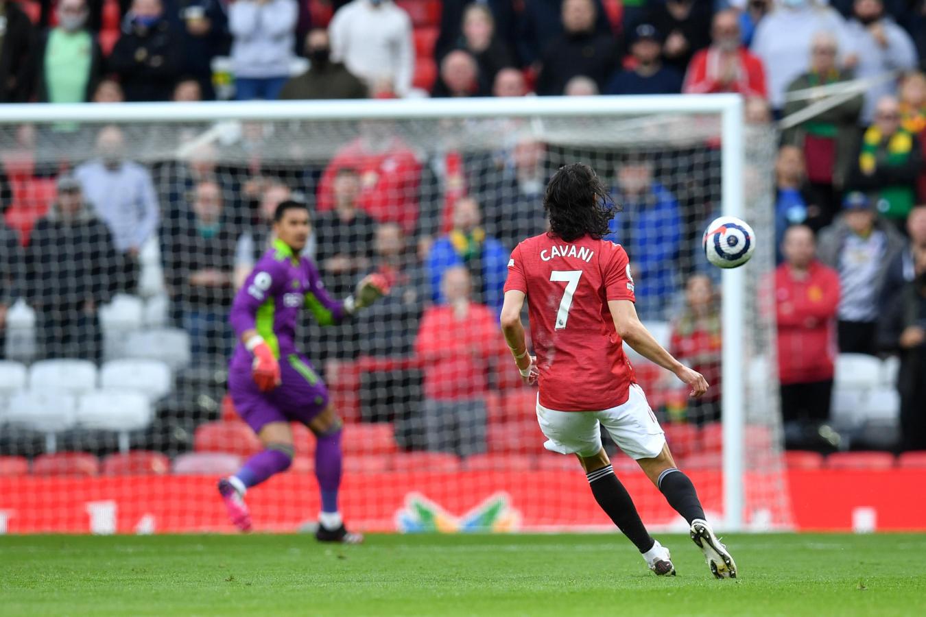 Cavani percibe el adelantamiento de Areola y prueba suerte desde muy lejos con mucha calidad y precisión. Golazo del uruguayo.