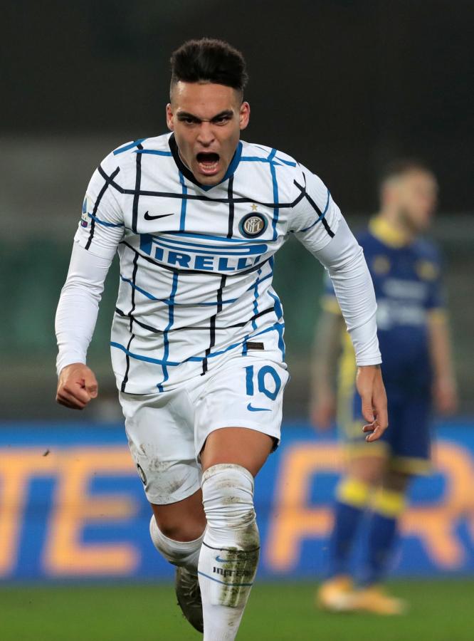 Imagen Lautaro Martínez acaba de conectar el centro de Hakimi para abrir el marcador. Sexto gol del argentino en la actual Serie A.