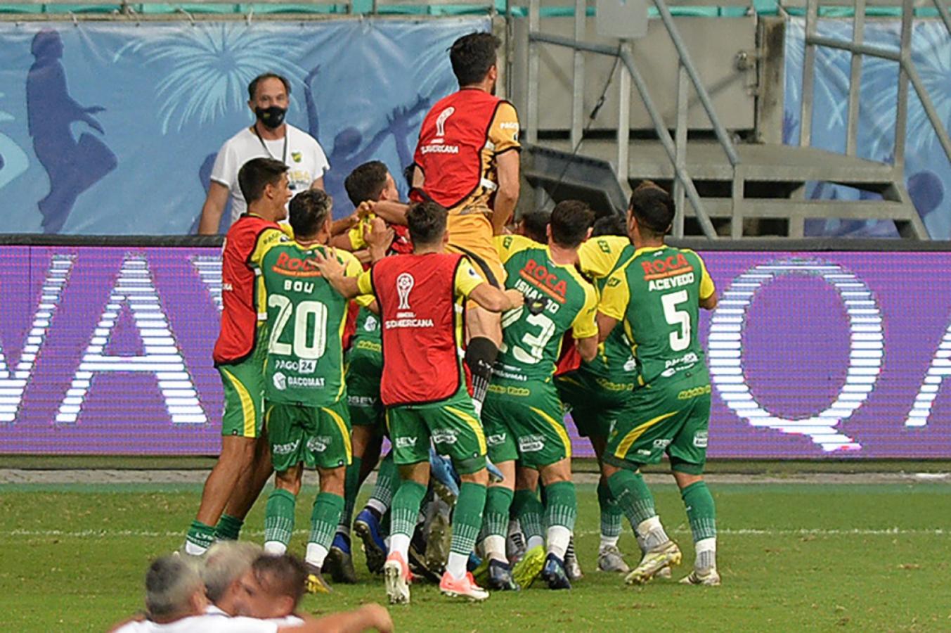 Imagen Defensa y otro triunfo histórico en Brasil. Foto: Walmir Cirne (AGIF)