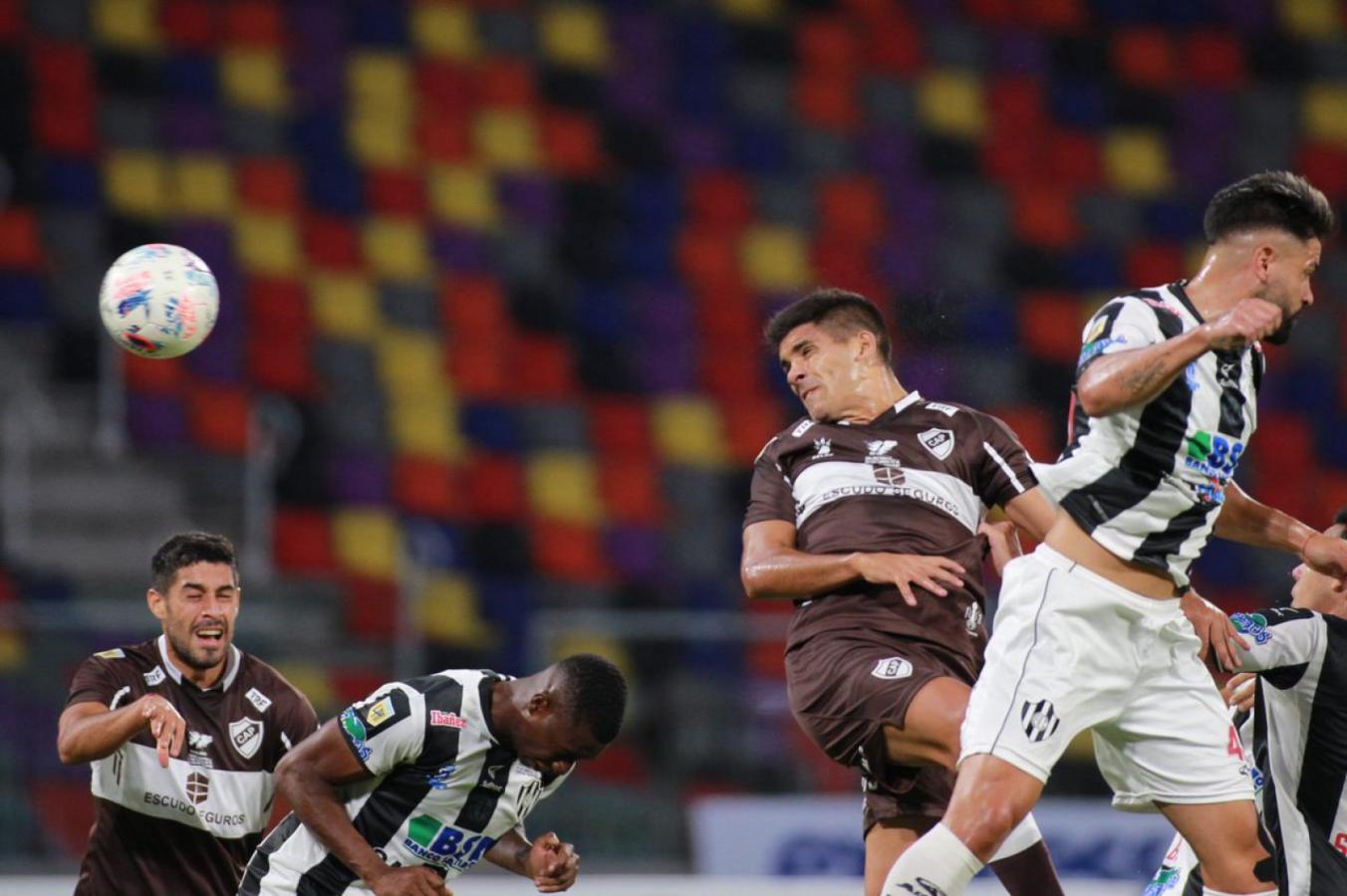 Imagen Con los ojos cerrados. Platense