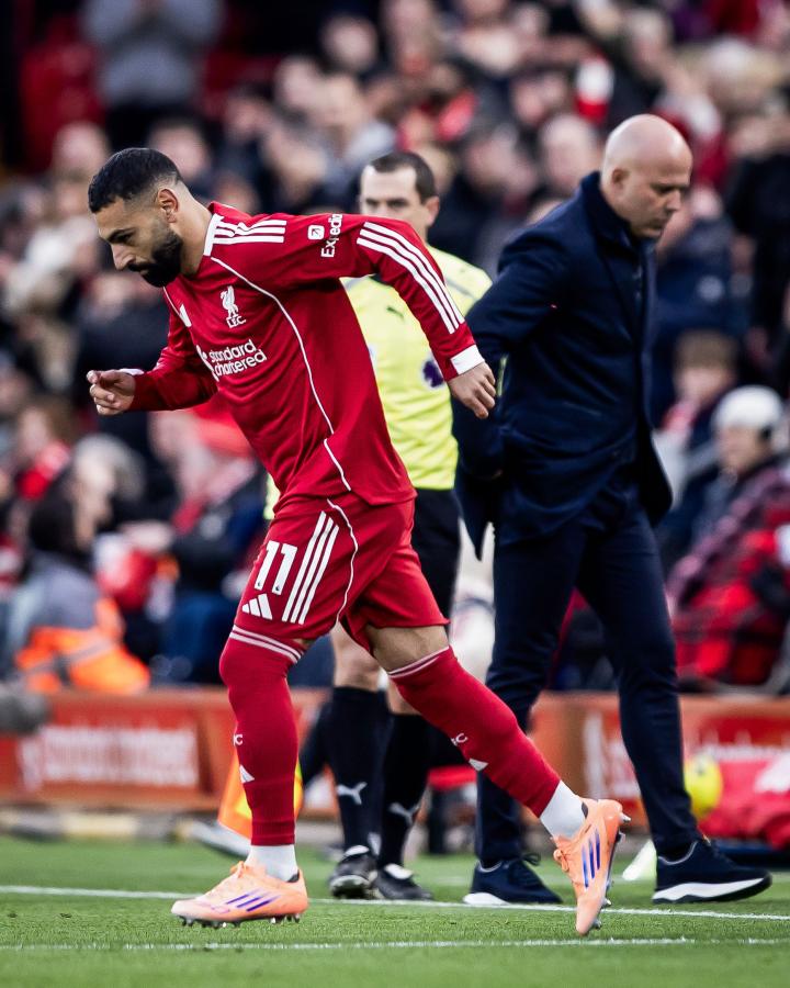 Imagen Salah salta la cancha tras el indulto de Slot.
