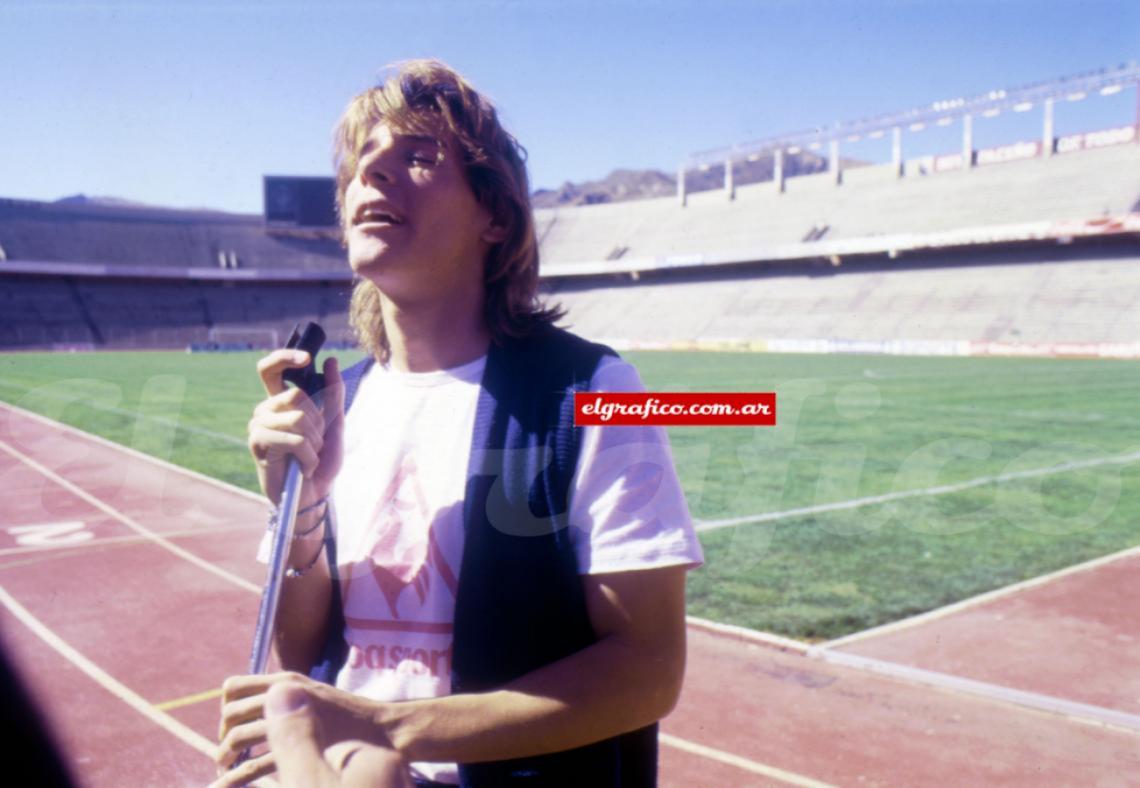 1987. Agarrando un micrófono preparado para la ceremonia inaugural en el Estadio Olímpico de La Paz, cuando jugó el Torneo Preolímpico: Claudio imitó a The Cure y Sting, sus preferidos.
