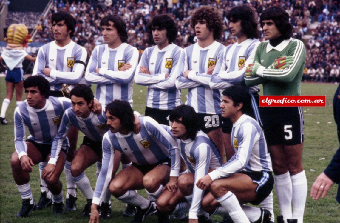 Imagen El equipo “de memoria” del Mundial 78: Passarella, Bertoni, Olguín, Tarantini, Kempes, Fillol. Abajo: Gallego, Ardiles, Luque, Ortíz y Luis Galván.