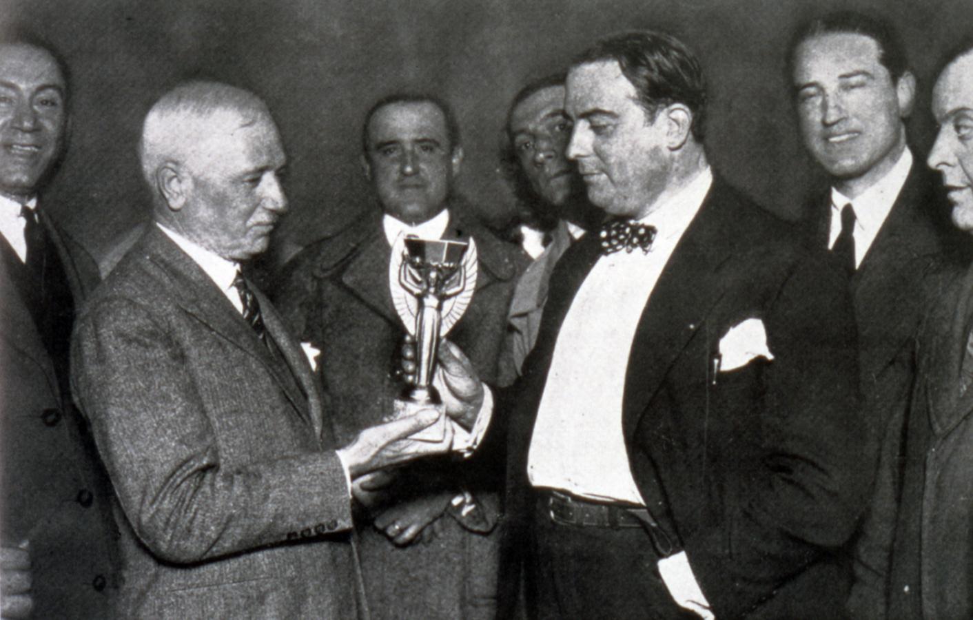 Jules Rimet entregando la copa al presidente de la AUF Raúl Jude