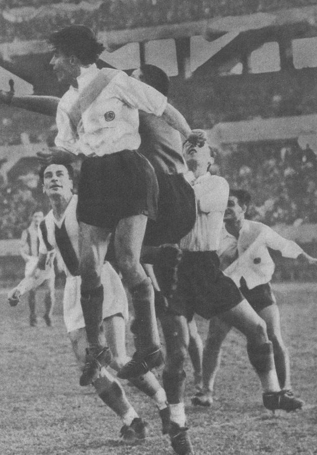 Entre sus backs salta el goalkeeper Blasco. Iácono y Cosso completan la escena. Vaghi y Ferreyra formaron la zaga del team local y respondieron muy bien a la confianza puesta en ellos.