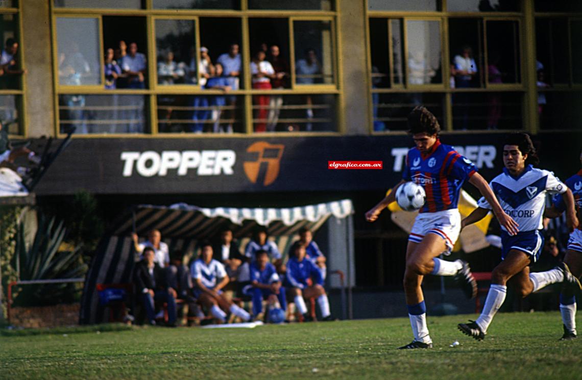 Imagen Czornomaz con la camiseta de San Lorenzo enfrentando a Vélez.