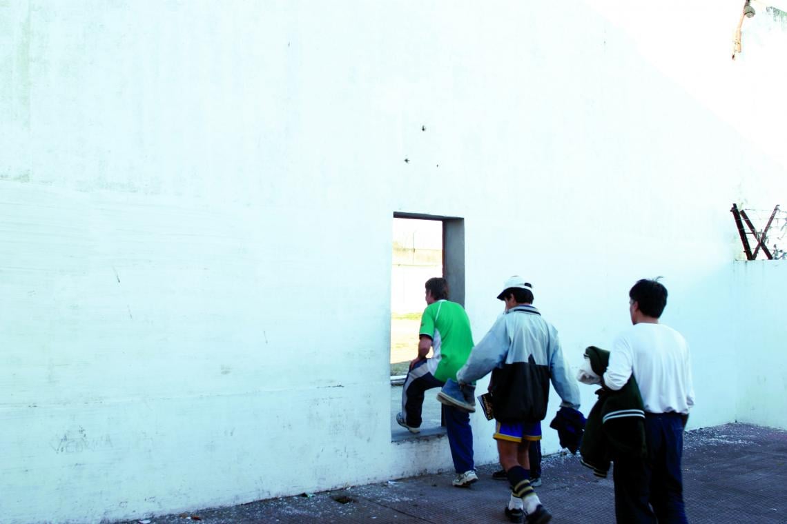 La puerta del cielo. El acceso a la canchita para olvidar el encierro.