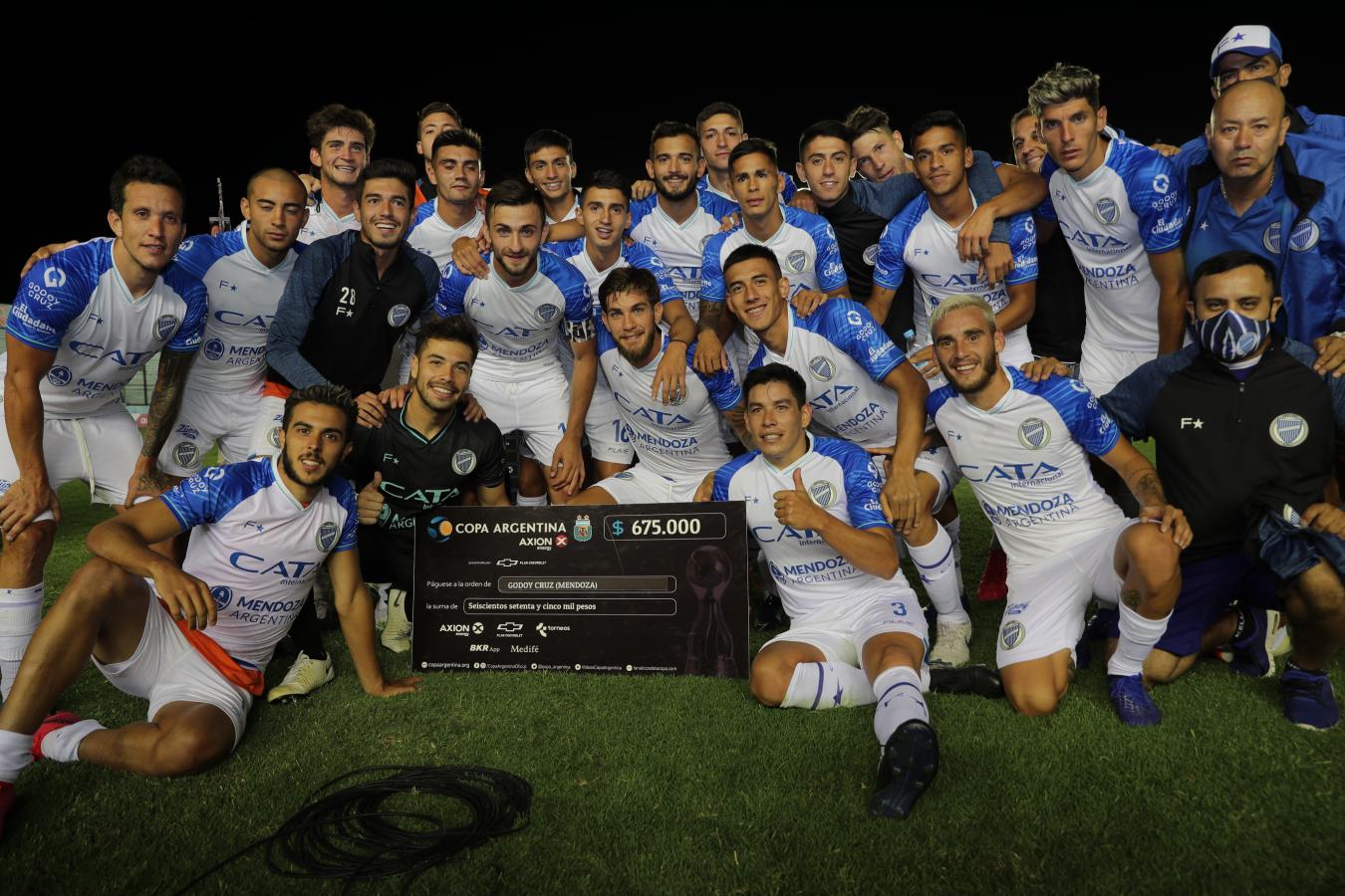 Imagen Godoy Cruz y la clásica postal con el cheque tras avanzar de fase en la Copa Argentina.