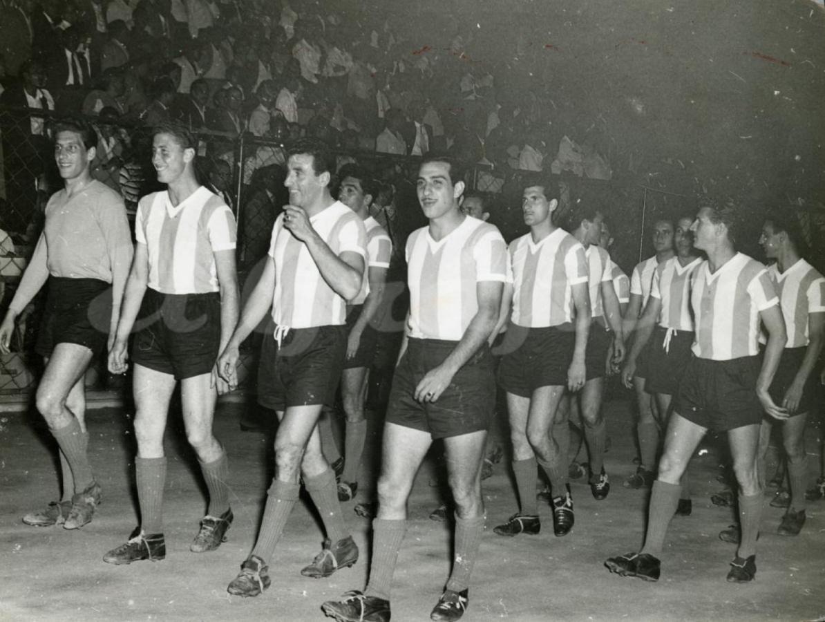 El equipo campeón en plena celebración: Domínguez, Guidi, Rossi y Juárez encabezan la fila; en segundo término Pizarro, Vairo, Mantegari y Schadlein.
