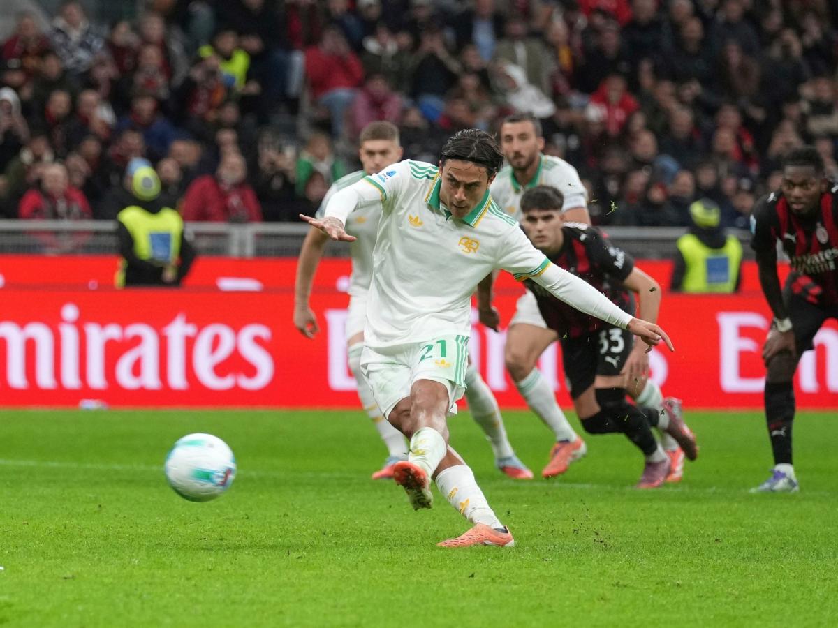 Imagen El preciso momento de la lesión de Dybala. Penal atajado y desgarro para la Joya. 