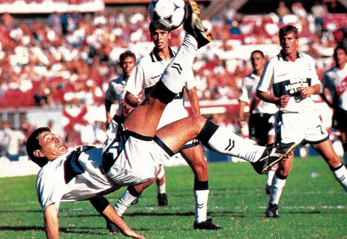 Imagen La chilena que tiró Guillermo Sanguinetti, no terminó en gol, pero se fue muy cerca.