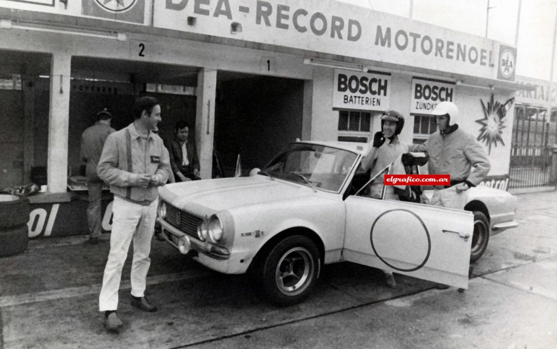 Si hay algo que impactó dentro de la delegación argentina en Nürburgring fue la gran dosis de responsabilidad que denotaron todos los pilotos jóvenes del equipo en los entrenamientos. En la foto a la izquierda García Veiga uno de los ¨inmaduros¨ cambiando opiniones con Gastón Perkins (a la derecha).