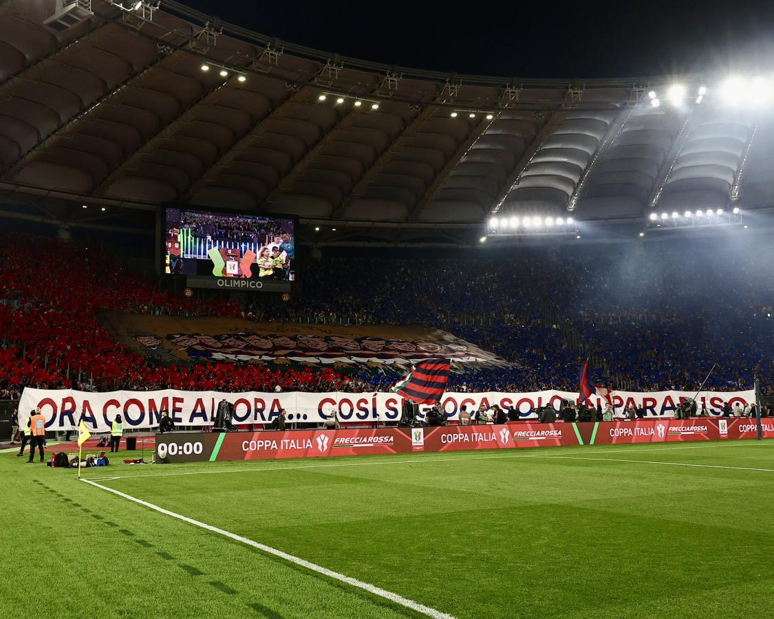 Imagen La hinchada de Bologna copó una de las cabeceras del estadio Olímpico.