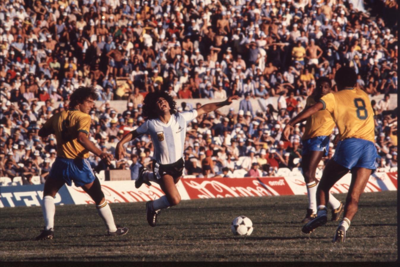 Imagen Diego, en plena acción ante la Verdeamarela (Foto: El Gráfico).