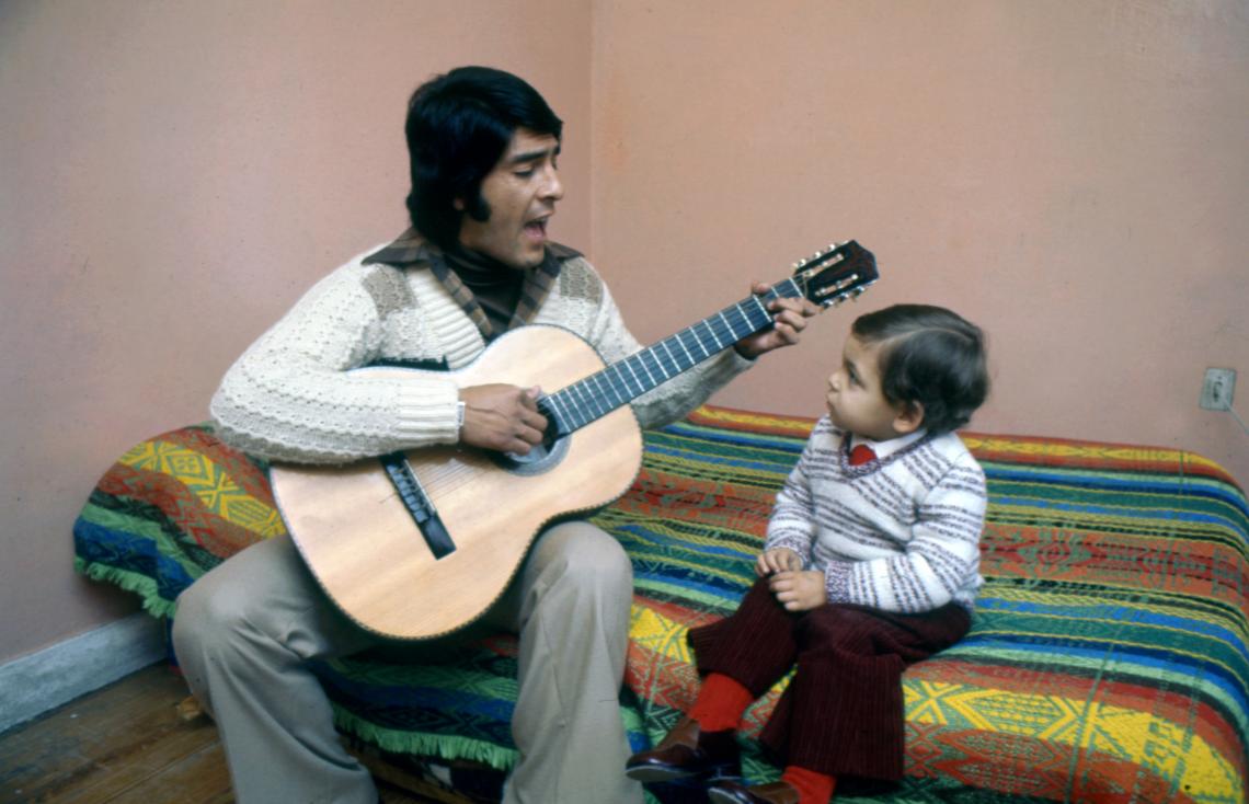 La guitarra, mi amiga. Mi hijo mayor.
