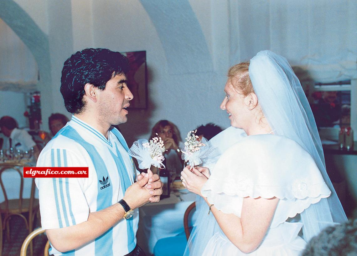 Imagen CASAMENTERO. Con una novia que se cruzó con el plantel argentino durante Italia 90.