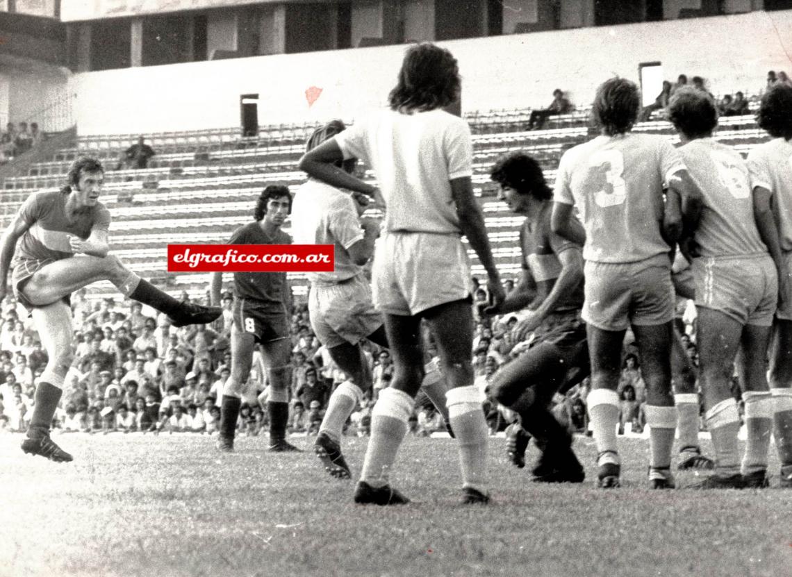 Cunde la alarma en la barrera. Su despliegue físico y su expresión agresivamente goleadora en el tiro libre. No sé si habrá ortodoxia, como dicen los entendidos, pero sí hay violencia y dirección. Que el mejor testimonio lo podrán aportar los padecimientos de la pelota y la incertidumbre de los arqueros. Nicolau nunca sentirá tibio. Siempre a toda caldera...