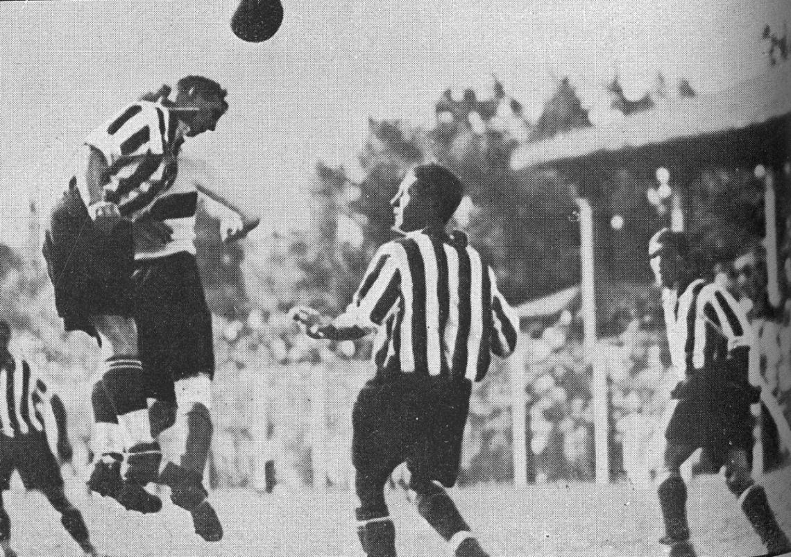 Imagen Riolfo y Uslenghi deben emplearse a fondo, a fin de anular la acción del forwrard contrario, que procura recibir un pase alto. A los veinte minutos de comenzado el partido éste ya estaba definido, porque era evidente que Gimnasia no se hallaba en condicione de descontar la ventaja de tres goals que le llevaban, los rivales. 