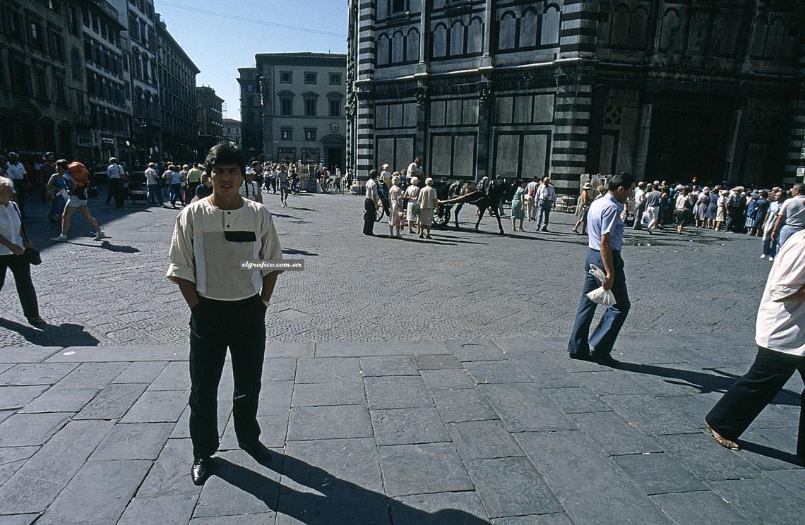 Imagen Passarella paseando por Florencia y posando para El Gráfico.