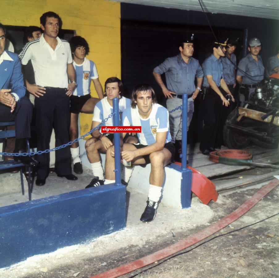 Imagen En el banco de la Selección de Menotti, con Diego a punto de debutar. 