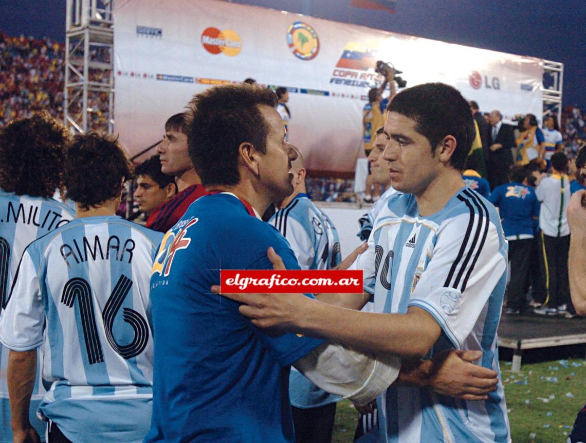 Dunga se mostró muy respetuoso y saludó a los argentinos uno por uno. Aquí, con Román.