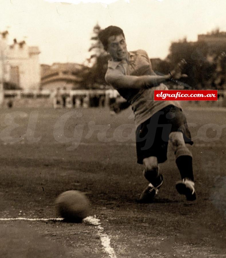 Alfredo Garassini en sus tiempos de jugador activo en Boca Juniors, el club por el cual desfiló en todos los puestos y cubiertos siempre con suma eficiencia. Su calidad lo llevó hasta reemplazar a los arqueros en casos de lesiones.