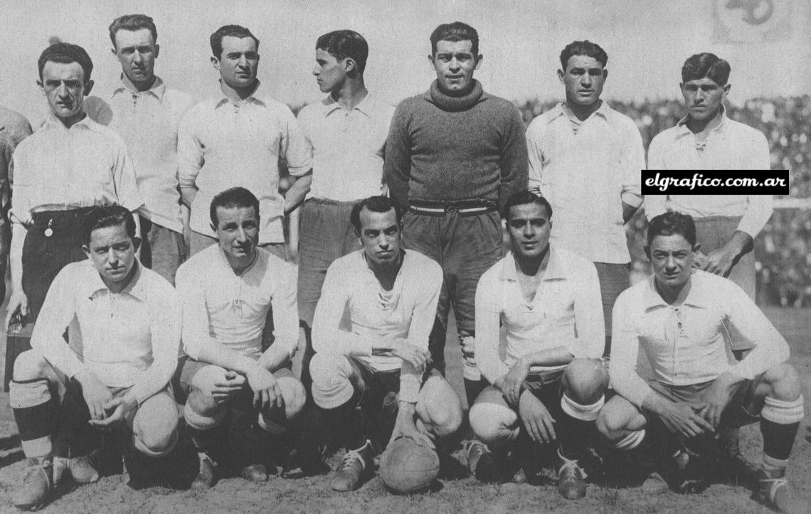 Imagen Apagado el eco de aplausos de otrora en el perezoso rodar de horas ingratas de decadencia, Rosario ha reeditado una de sus viejas hazañas al conquistar el título de campeón argentino de 1929. No ha hecho una demostración técnica como las brindadas en su época de gloria, pero la clase de sus hombres, acicateada por los recuerdos tradicionales, hizo acrecentar los valores, y, ente la inminencia de la derrota, los rosarinos se agigantaron en su match final contra Tucumán, logrando imponer condiciones, no de técnicos, sino de aguerridos, ya que defendieron el terreno con sangre. Este team, que se puso a tono con aquellos otros cuyas proezas las cantan todos los recuerdos, merece un sitio preponderante en la historia futbolística de Rosario, cuna de famosos compeones. Ello obliga e la cita individual. De pie, izquierda a derecha: Conti, Ferreira, De Cicco, Díaz, González y Sosa. Hincados, de izquierda a derecha: Peruch. Scarone, Cristini, Indaco y Barreiro.