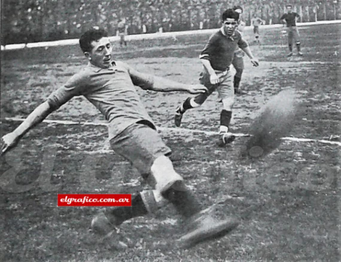 Imagen Bidoglio en el match entre los campeones de 1926 Boca e Independiente. Atrás Manuel Seoane, el crack de Independiente.