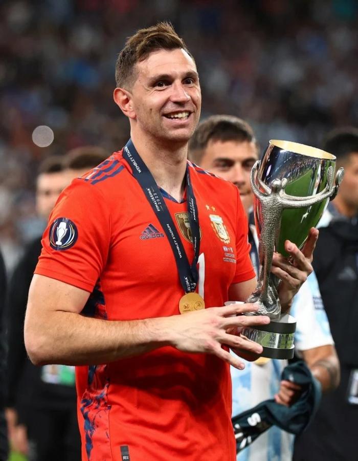 Imagen Dibu Martínez con el trofeo de la Finalissima 2022 que Argentina le ganó a Italia en Wembley.