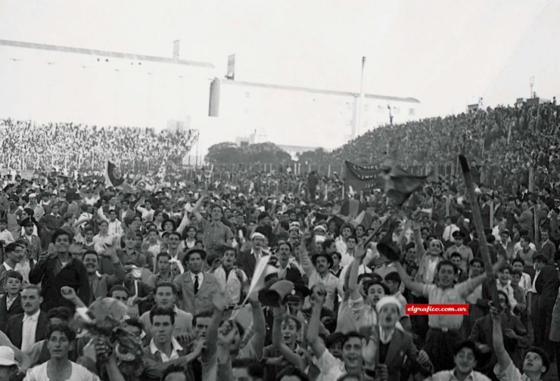 Imagen San Lorenzo campeón 1946. La vuelta olímpica la dieron los jugadores y una multitud que colmó la cancha de Ferro y luego prosiguió la fiesta en Almagro y Boedo.