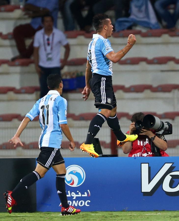 Imagen Sebastián Driussi vuela por los aires en su festejo de gol. Fue una de las figuras del equipo de Humberto Grondona en el Mundial Sub 17 2013 (MARWAN NAAMANI / AFP)