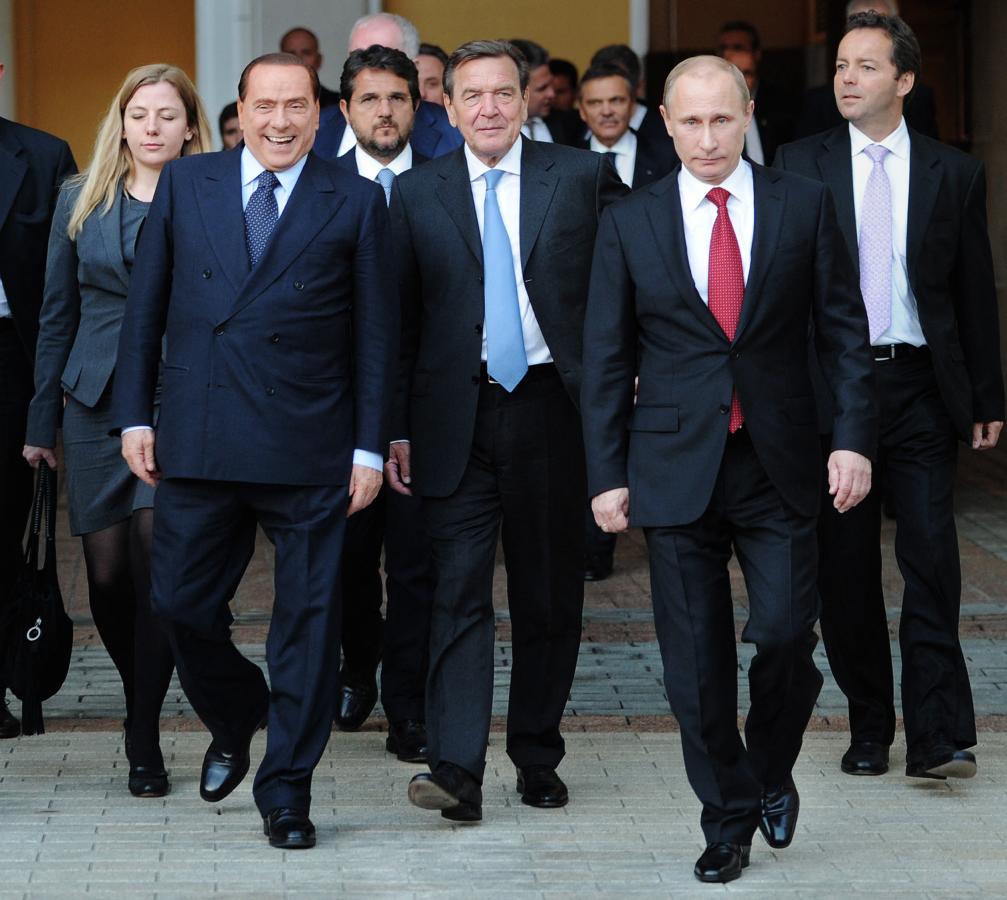 Imagen Silvio Berlusconi, el ex canciller alemán Gerhard Schroeder y Vladimir Putin. Foto ALEXEY DRUZHININ / RIA-NOVOSTI / AFP