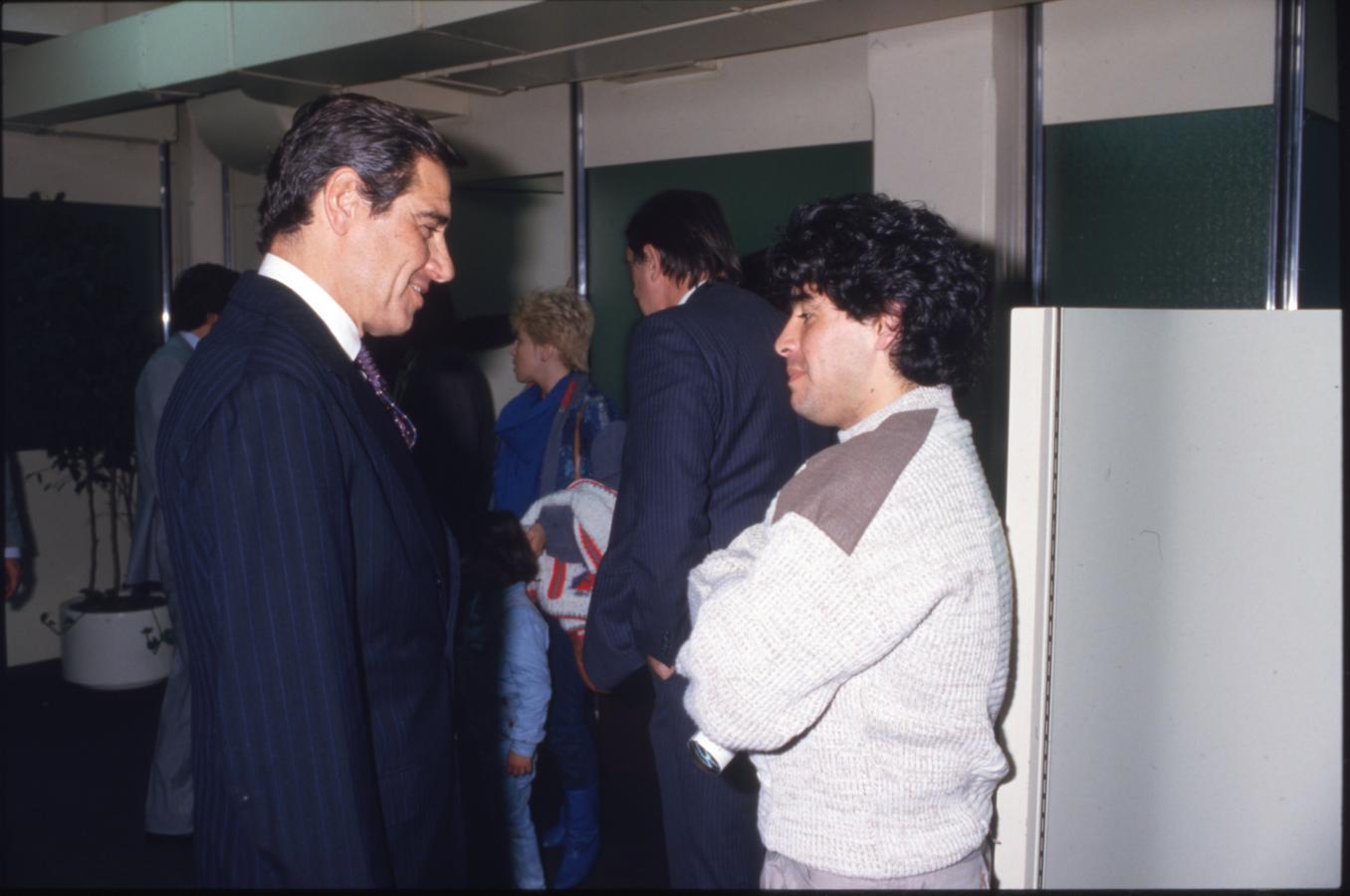 Imagen Maradona, con Constancio Vigil, en la redacción de la revista.
