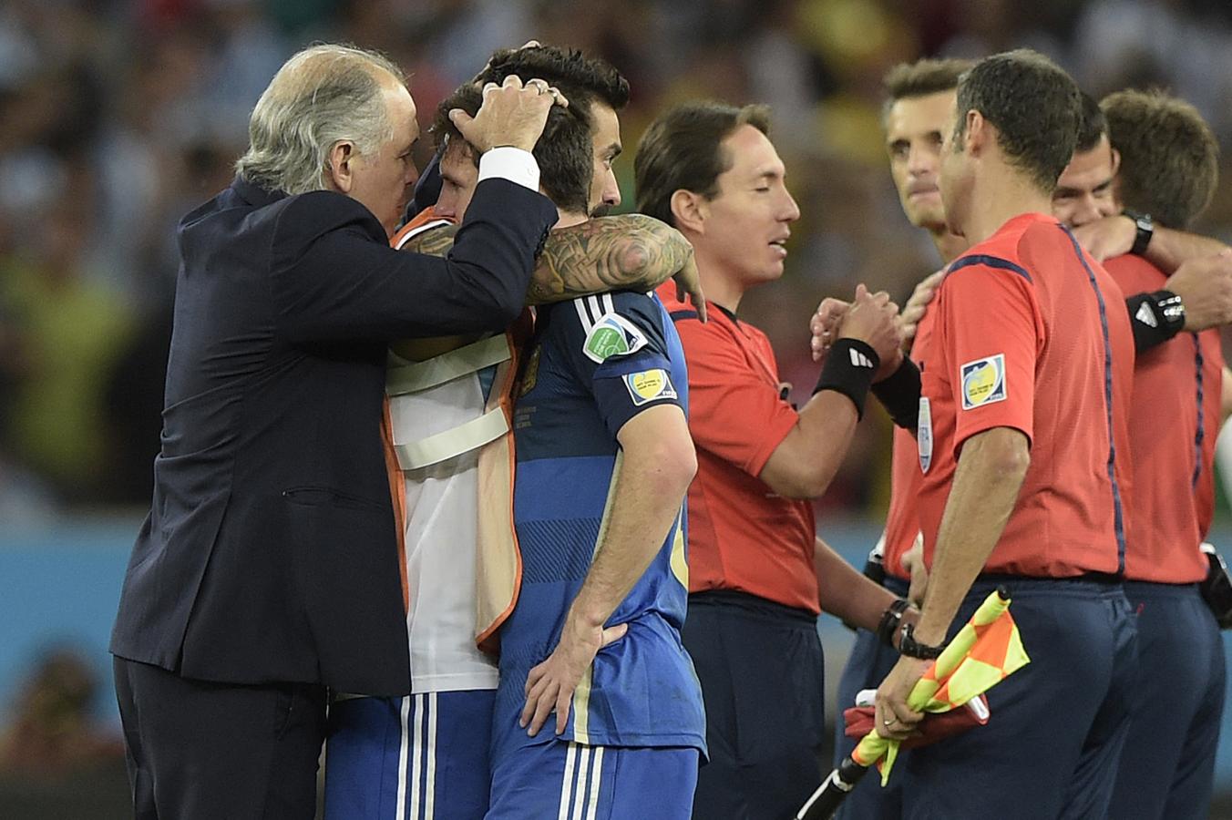 Imagen Sabella consuela a Messi en la final de Brasil 2014. Foto Juan Mambrota_AFP