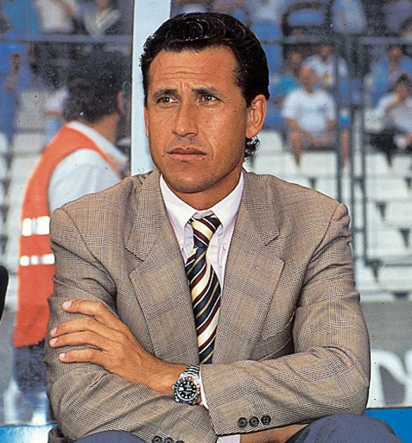 Jorge Valdano, por quien el cantante siente una gran admiración. Si bien en Argentina es confeso hincha del Rojo, en España simpatiza por el Real Madrid.