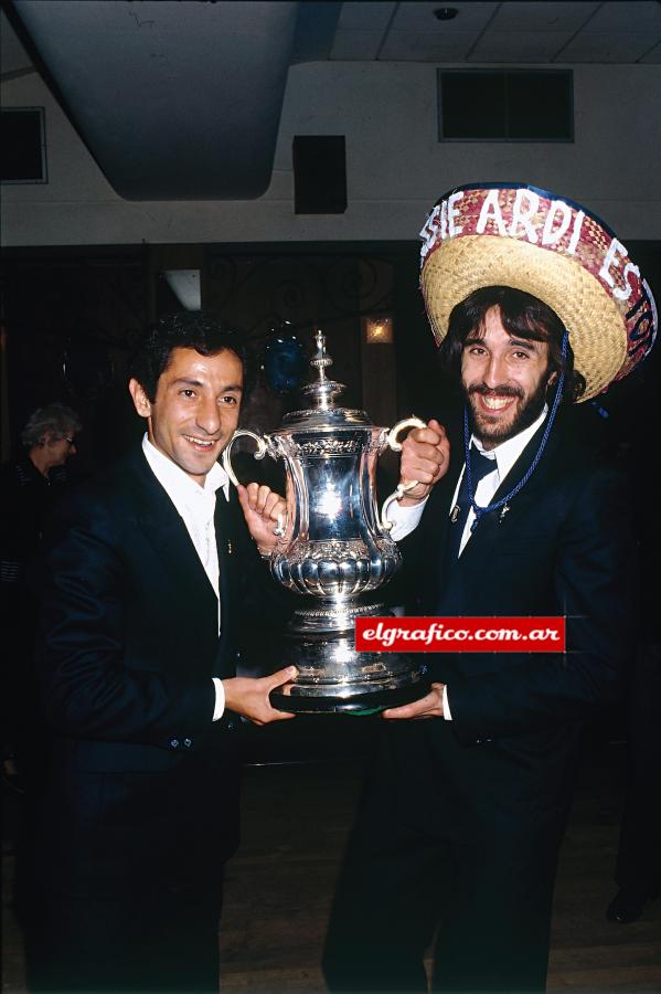 Imagen Ardiles y Villa con la FA Cup.