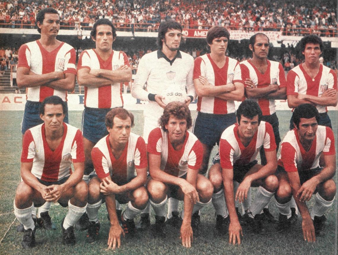Imagen El campeón del "Apertura" del fútbol colombiano 1977. Arriba: Dulio Miranda, Rafael Reyes, Juan Carlos Ángel Delménico, Julio Avelino Comesaña, Jesús María Rubio, Oscar Emilio Bolaño. Abajo: Ariel Valenciano, Roberto Santiago Cerminatto, César José Lorea, Eduardo Miguel Solari, Juan Ramón Verón. Jugaron 26 partidos, ganaron 12, empataron 11 y perdieron 3; 39 goles a favor y 21 goles en contra; 35 puntos en total. Como local terminó invicto.