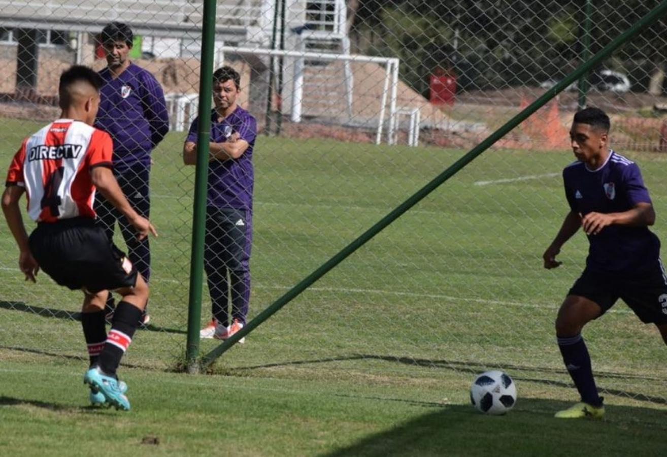 Imagen Gallardo, junto a Biscay en un partido de las inferiores de River