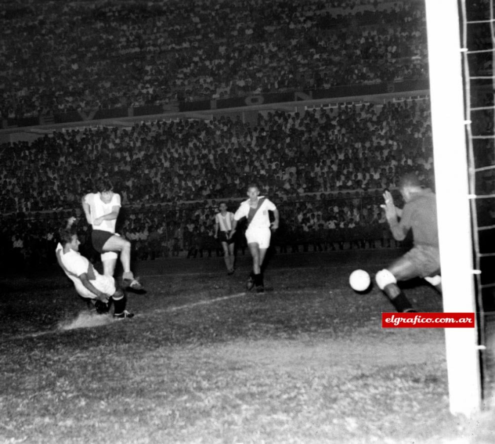 Imagen Gol del Cabezón Sívori a Perú, en la última presentación argentina en el Sudamericano.