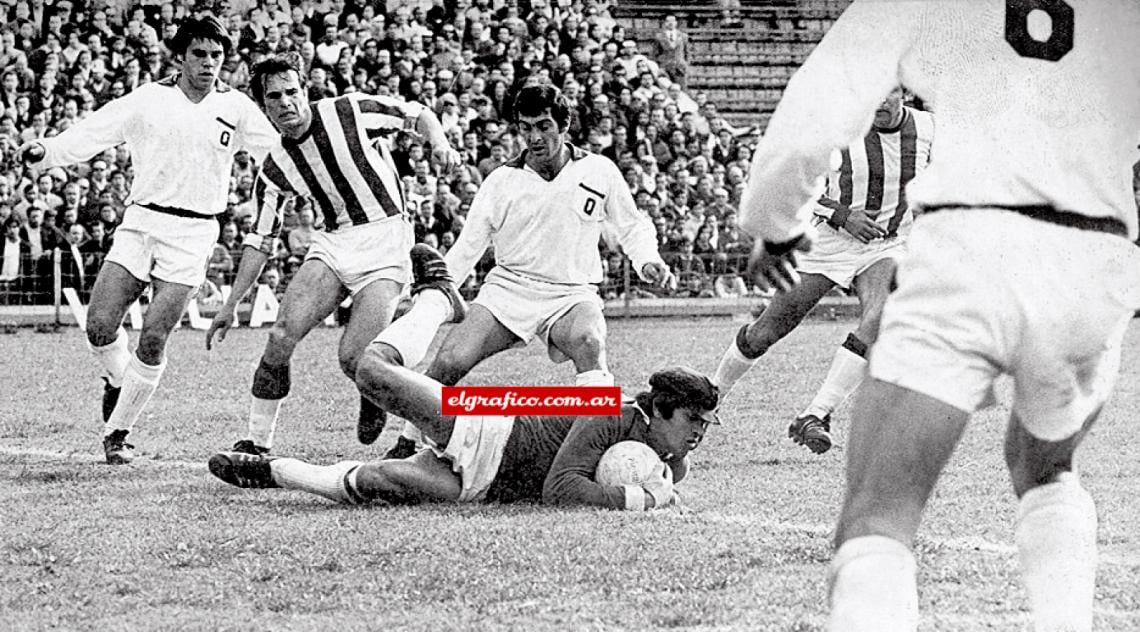 Imagen A los 20 años jugando para Quilmes se tira a los pies de Echecopar ante sus compañeros Reguera y Laginestra. “El titular era el Turco Cavallero, el papá de Pablo, y yo me quede esperando turno. Cuando tuve la chance no la desperdice”. 