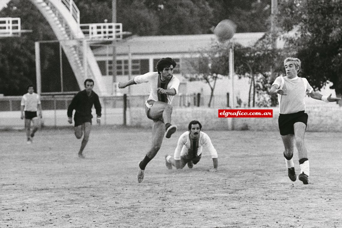 Macaya a la derecha, remata Carlos Ares. En el suelo, Zapiola (ambos de El Gráfico). Fue en 1976...