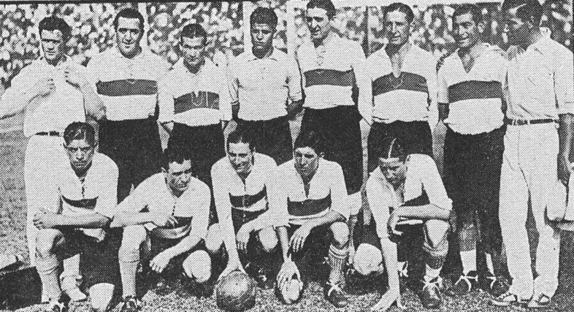 Imagen Team de Gimnasia y Esgrima, que cayó vencido por un score abrumador ante su tradicional adversario. Su defensa fue notoriamente superada Por la línea ligera enemiga, la cual se movió, con gran trabazón. 