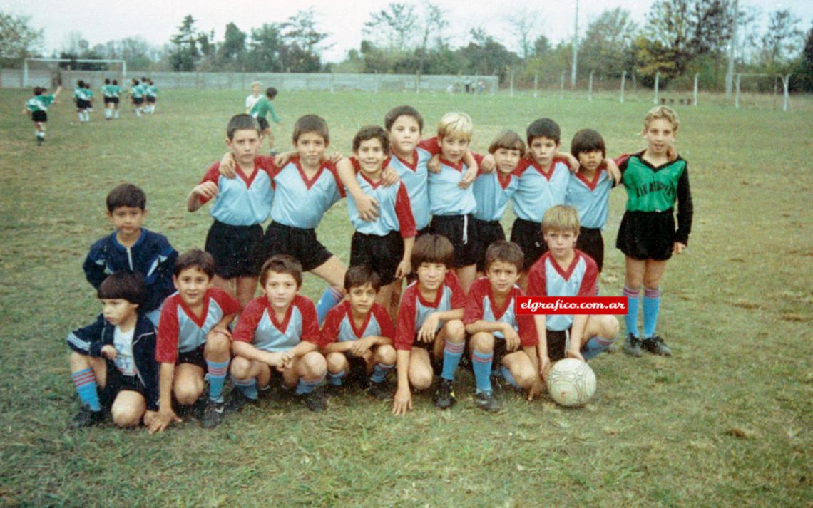Imagen Con la camiseta celeste y roja de Rivadavia de Chacabuco (tiene la pelota). 