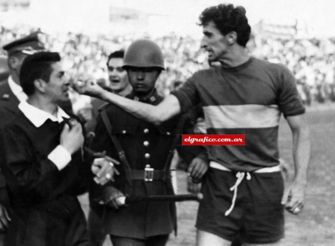 ¡QUÉ COBRAS! Esta imagen fue en un lio que tuve en Bolivia en un partido que perdimos con Botafogo 2-1. El referee dirigió malísimamente y yo tenía una bronca que volaba. Por ahí cobró algo mal y lo corrí por toda la cancha. Cuando lo alcancé lo agarré de la nariz y se la pellizqué”.