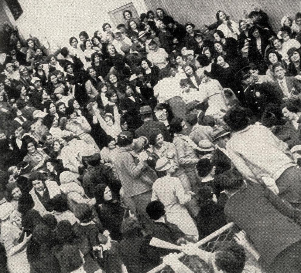 Imagen Todo el match se desarrolló en un ambiente caldeado, al que no fue ajeno la pasión de los parciales, de la cual da idea la foto, momentos después de producirse un incidente en la tribuna reserva da a las mujeres, del que salió seriamente lastimada una hincha de Boca que sacó a relucir una banderita con los colores de ese club, al producirse el goal.