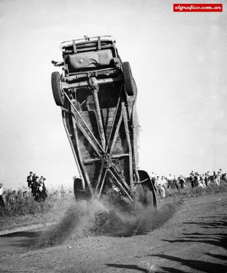 Imagen LOMO DE BURRO. "Vuelta de Santa Fe (1950). Fui hasta Casilda porque allí había tierra y podían darse mejores efectos. Me quedaban sólo dos fotos cuando tomé ésta, con una Speedgraph. El piloto —Víctor Marchesich— falleció después."